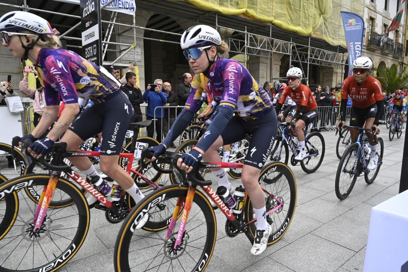 Enérgico impulso a la Itzulia Women en su salida de Zumarraga