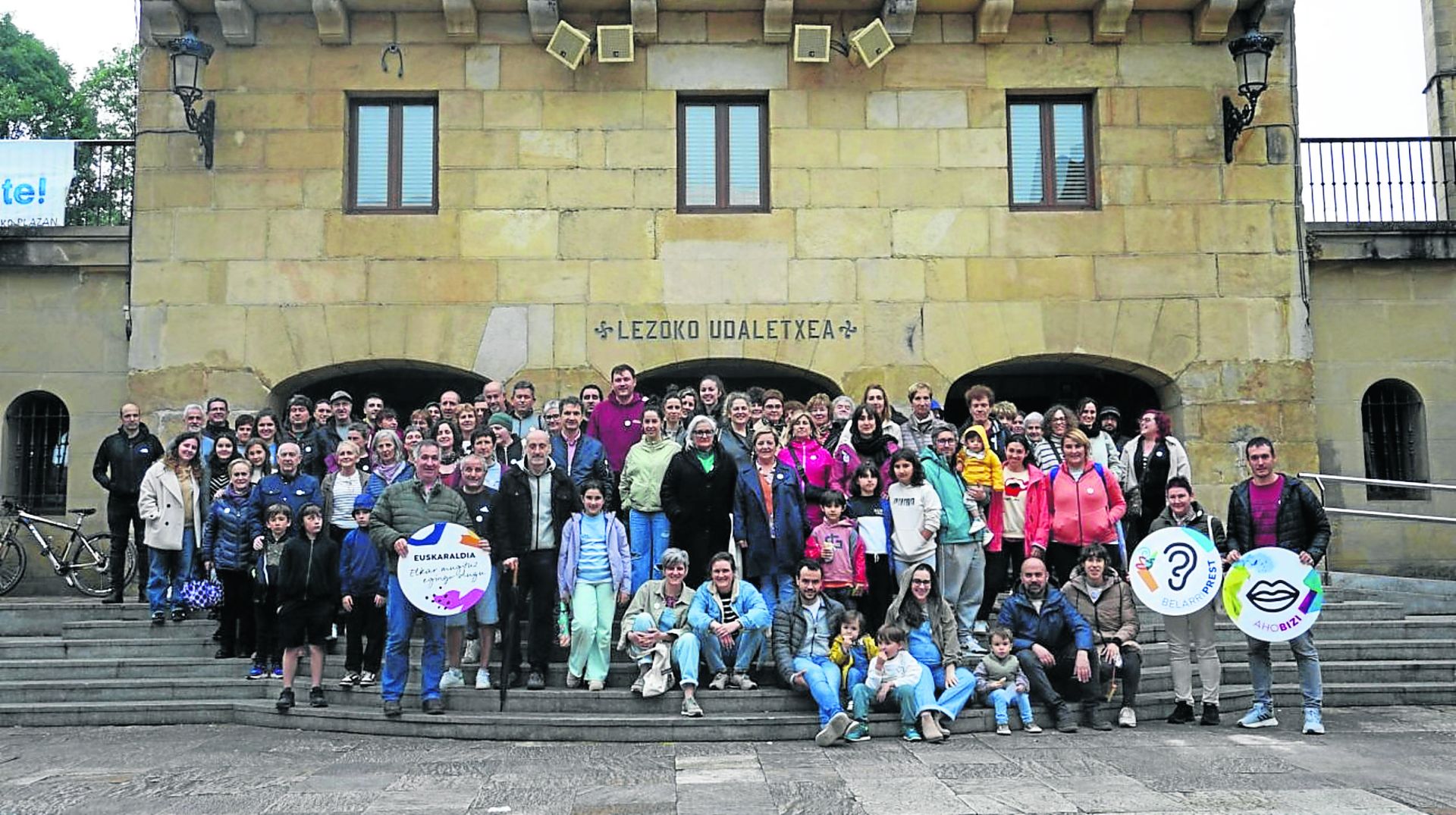 Los lezoarras que se sumaron al arranque oficial de la cuarta edición de Euskaraldia en Gurutze Santuaren plaza..