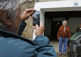 Pepe Mujica es fotografiado por su mujer, Lucía Topolansky, en Astigarreta, el caserío de sus ancestros, hace diez años.