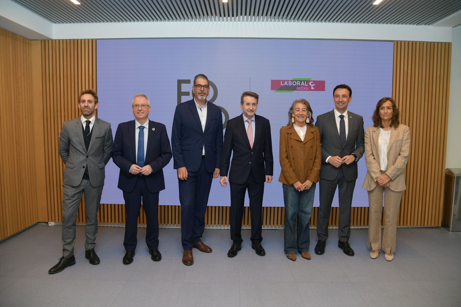Iñigo Martín (director general de DV), José Ignacio Asensio (secretario general del PSE de Gipuzkoa, primer teniente de diputada general y diputado de Sostenibilidad), Eneko Goia (alcalde de San Sebastián), Josu Jon Imaz (consejero delegado de Repsol), Marisol Garmendia (delegada del Gobierno), Mikel Torres (consejero de Economía, Trabajo y Empleo y vicelehendakari segundo) y Eli Ugalde (directora de Negocio de DV). 