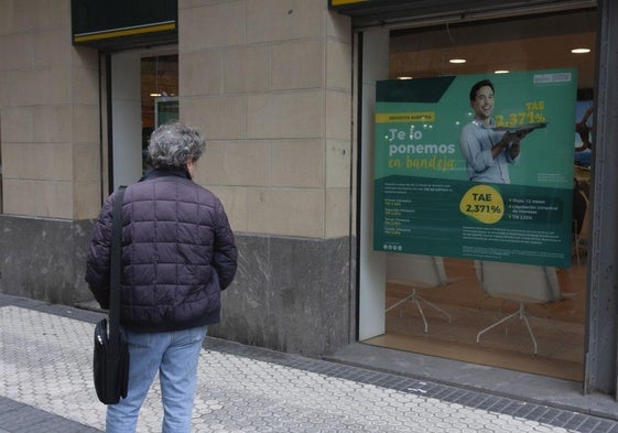 Una persona observa la oferta hipotecaria actual que ofrece una entidad financiera radicada en San Sebastián.