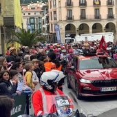 Las corredoras de la Itzulia Women aupadas por el público zumarragarra en la plaza de la localidad, a primera hora de esta mañana