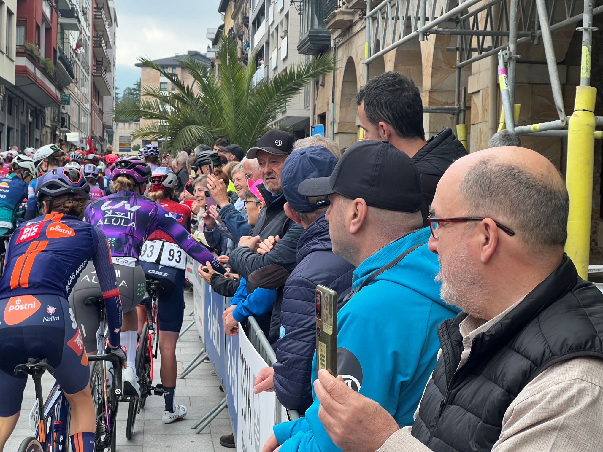 Enérgico impulso a la Itzulia Women en su salida de Zumarraga
