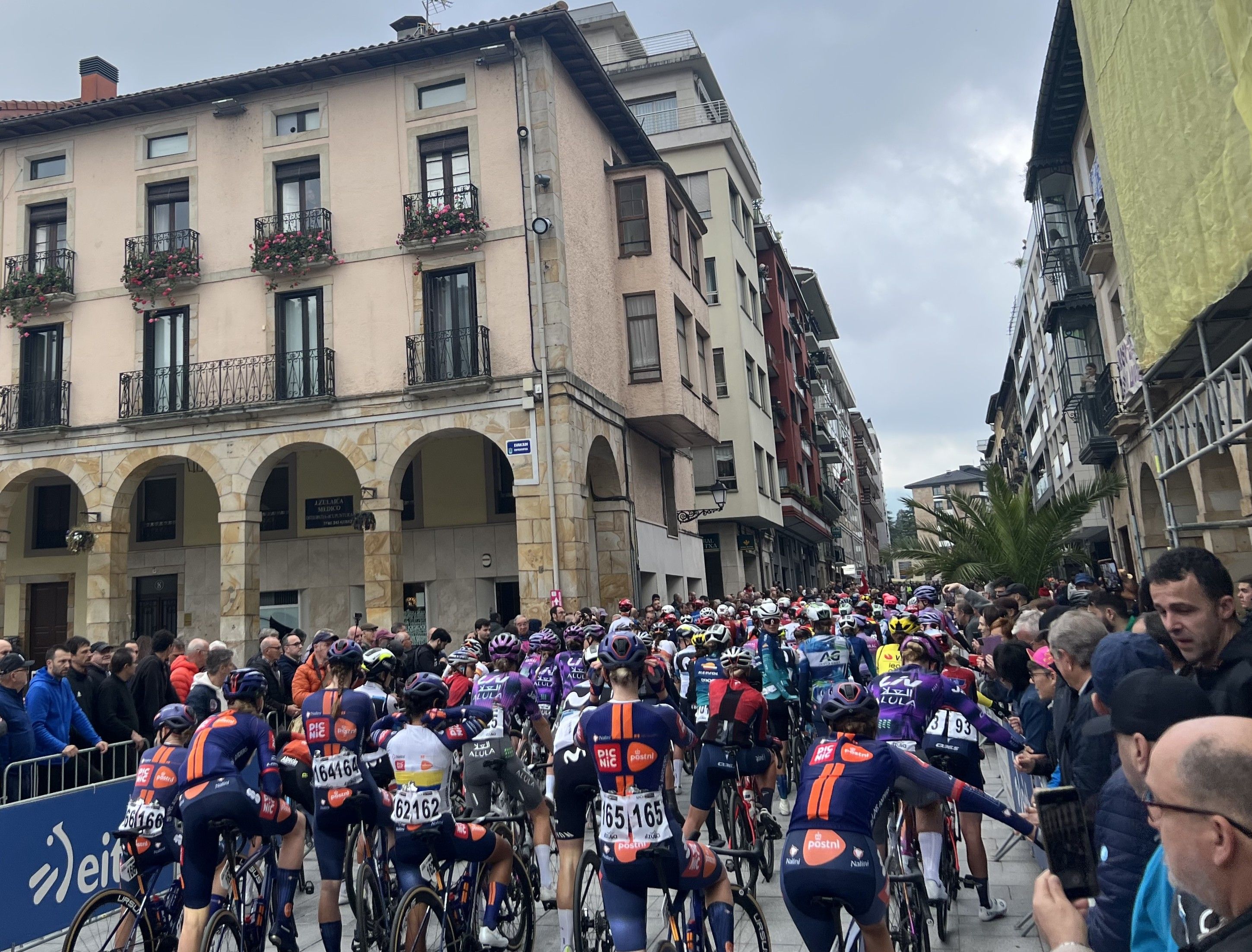 Enérgico impulso a la Itzulia Women en su salida de Zumarraga