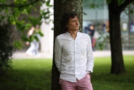 José Antonio Lozano posa en la Facultad de Informática de la UPV/EHU, en Donostia.