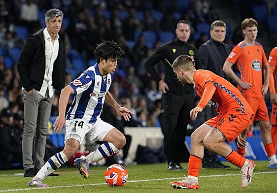 Kubo trata de regatear a Ristic durante el Real-Celta