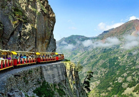 Paisajes impresionantes a 2.000 metros de altura y un lago esmeralda: Así es el tren «más espectacular de Europa» a un paso de Gipuzkoa
