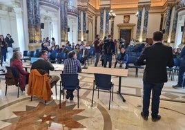 Un momento del sorteo de toldos celebrado el 20 de marzo en el Ayuntamiento.