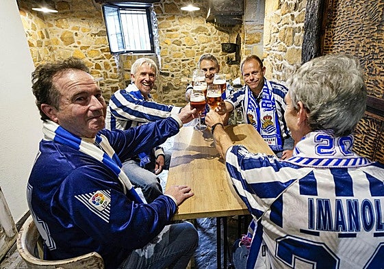 Xabi Arostegi, Imanol Arostegi, Iñigo Garmendia, Ramón Errasti y Joxean Azkue, amigos de Imanol Alguacil, brindan en la sociedad de la cuadrilla ubicada en Orio.