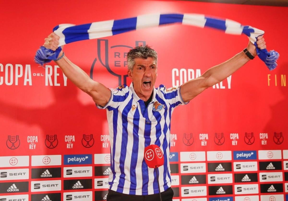 Imanol se enfundó la camiseta, alzó la bufanda al cielo y gritó como un hincha más en la rueda de prensa posterior a la final de la Copa del Rey ganada al Athletic en La Cartuja el 3 de abril de 2021.