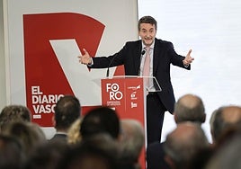 Josu Jon Imaz se dirige al público en el Foro Empresarial de Gipuzkoa.
