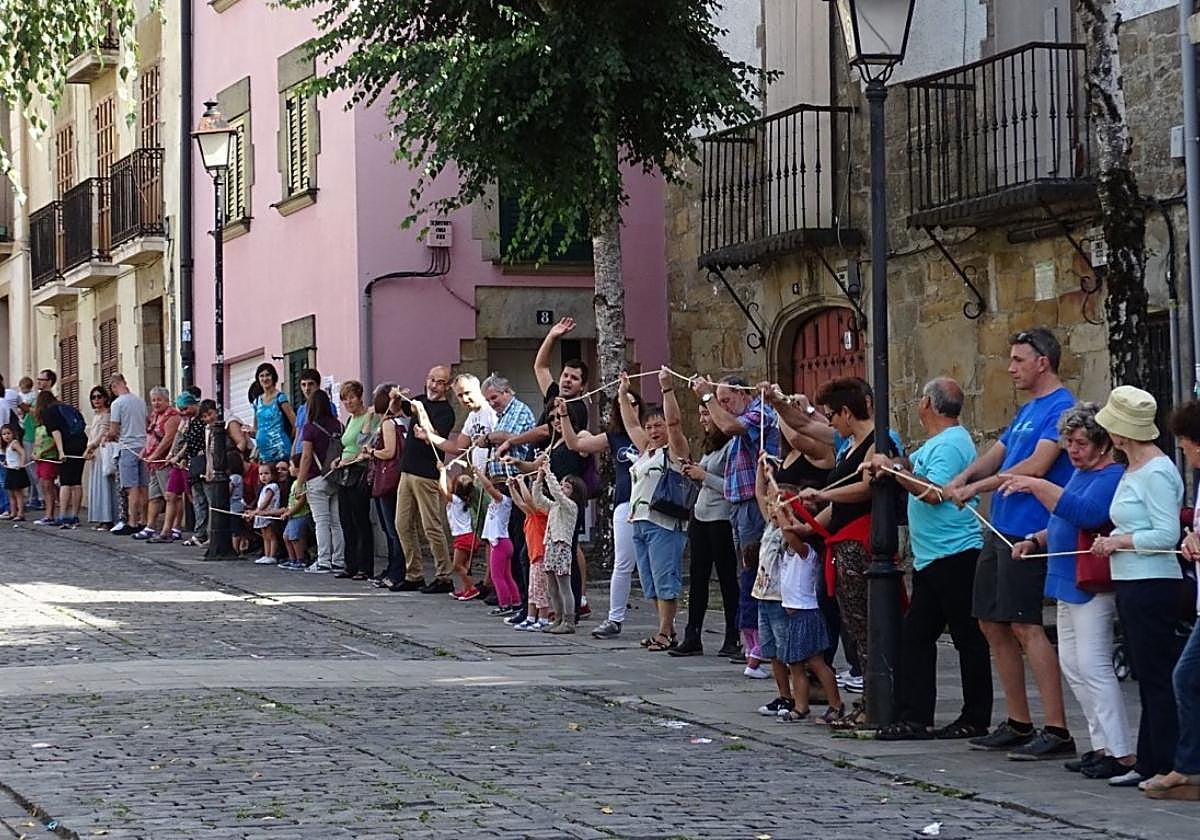 Repiten 'Euskararen soka', una iniciativa estrenada en 2016 en Euskaltzaleen Eguna.