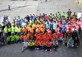 Foto de familia de todos los participantes realizada este sábado, tras la presentación en el cine.