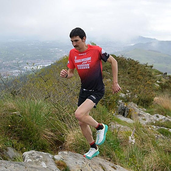 Ander Iñarra: «Mi objetivo en la Zegama Aizkorri es bajar mi marca de las 4 horas»