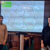 Los delegados Borja Olazabal y Sergio Javier junto al plano que delimita la futura ZBE.