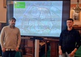 Los delegados Borja Olazabal y Sergio Javier junto al plano que delimita la futura ZBE.
