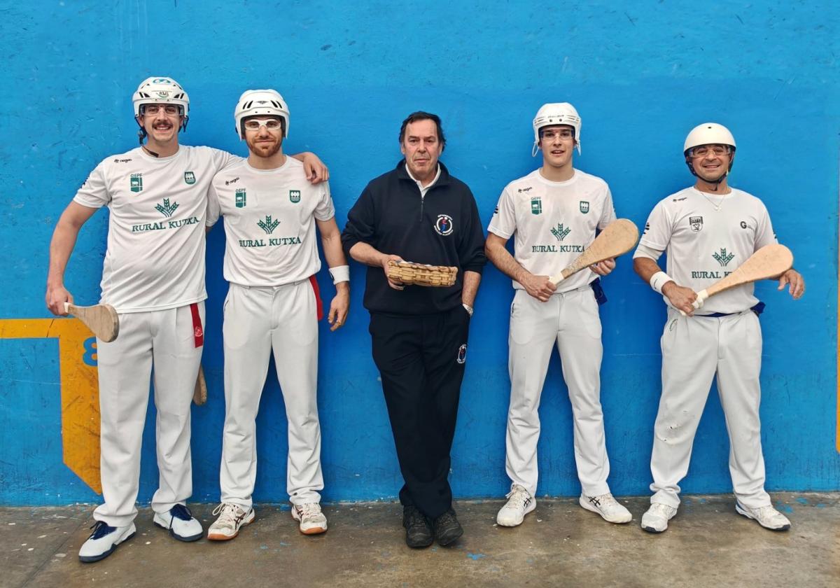Los palistas del Oiangu juegan este sábado los partidos del campeonato de trinquete
