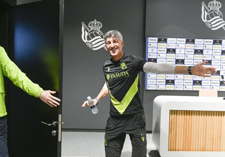 Imanol abandona sonriente la sala de prensa de Zubieta este sábado.