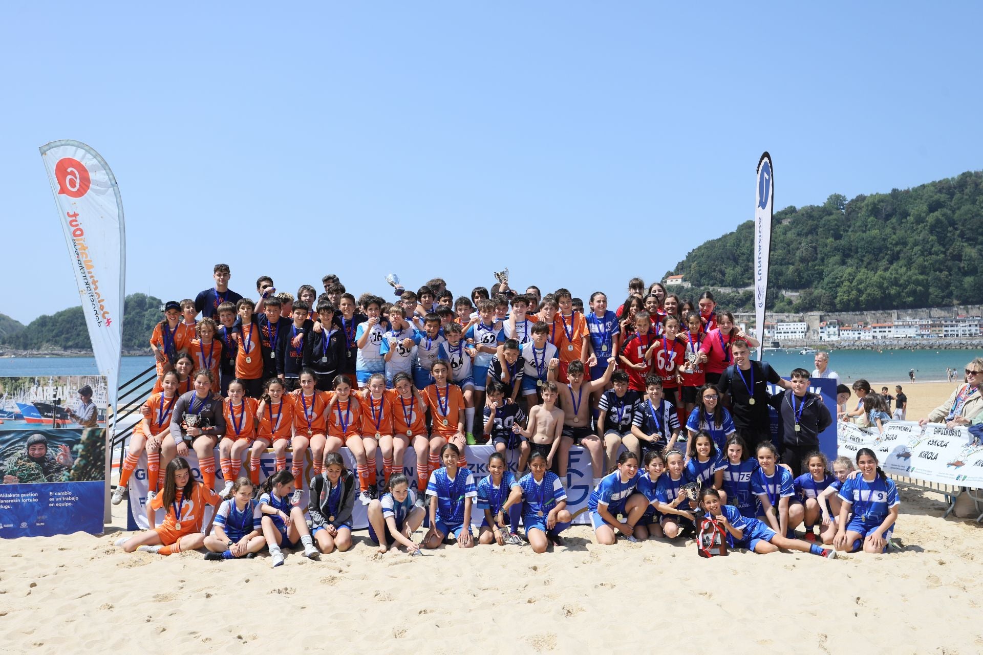 Gran ambiente en las finales del fútbol escolar en la playa de La Concha