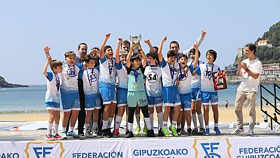 Gran ambiente en las finales del fútbol escolar en la playa de La Concha