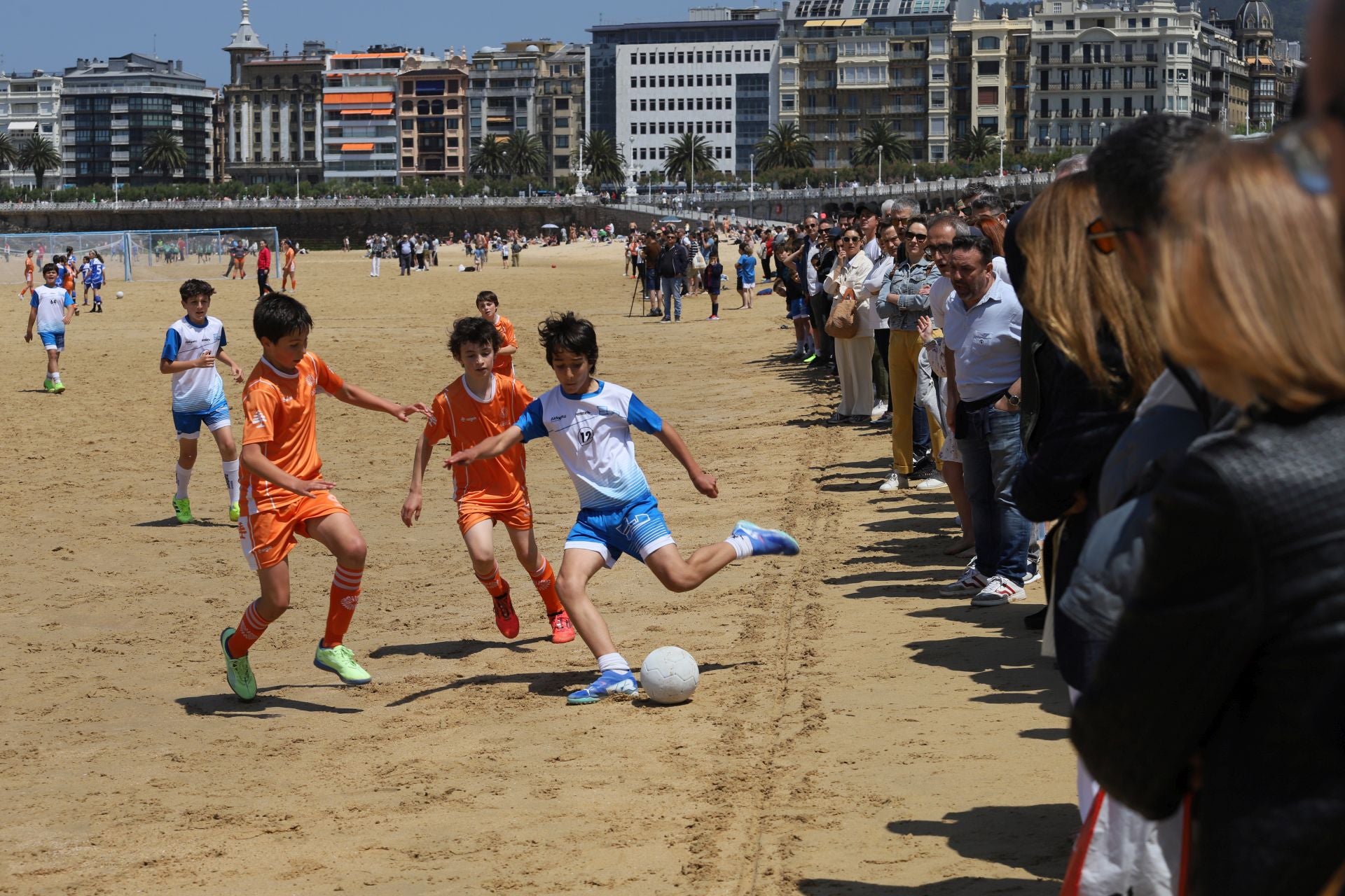 Gran ambiente en las finales del fútbol escolar en la playa de La Concha