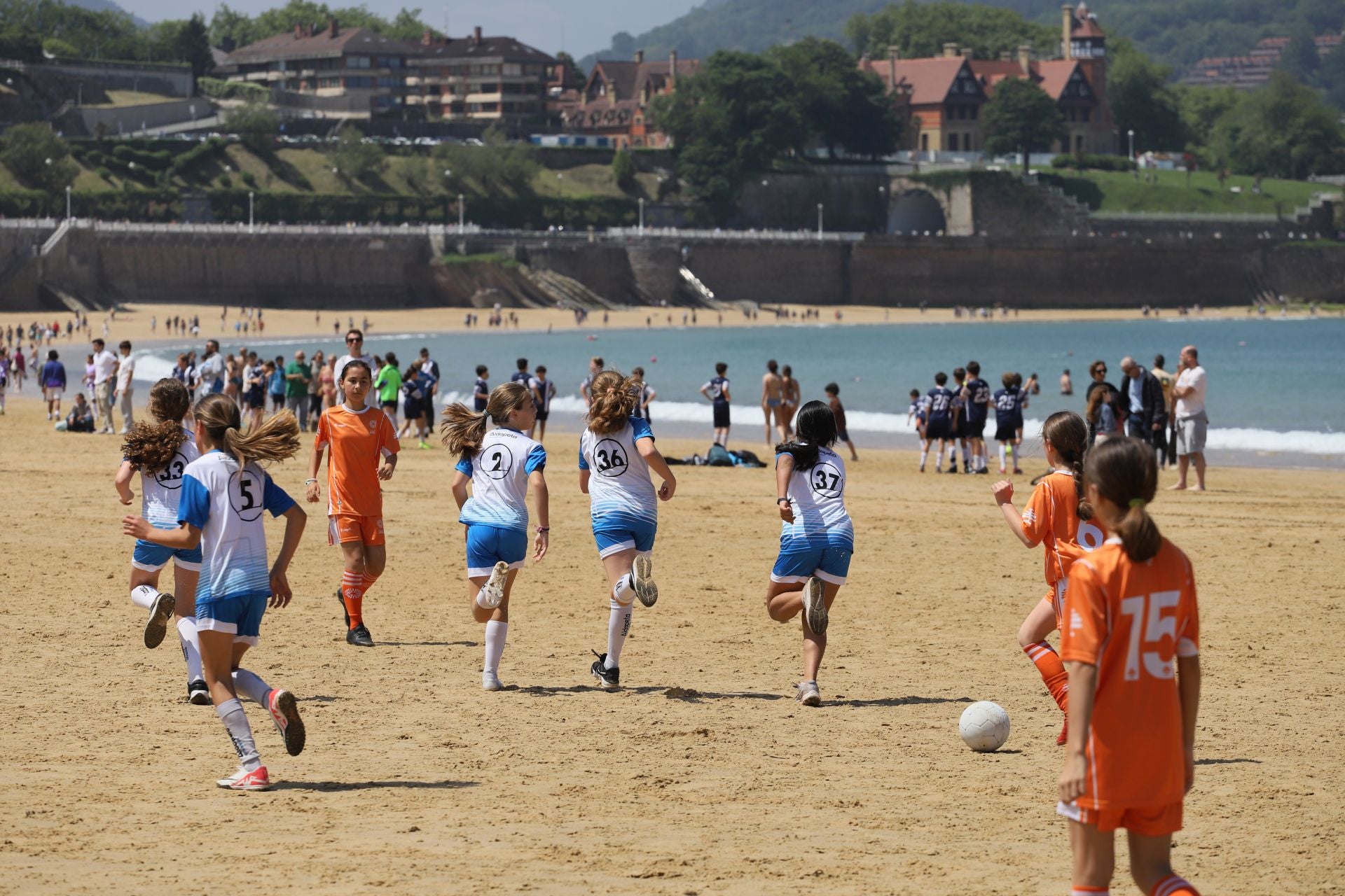 Gran ambiente en las finales del fútbol escolar en la playa de La Concha