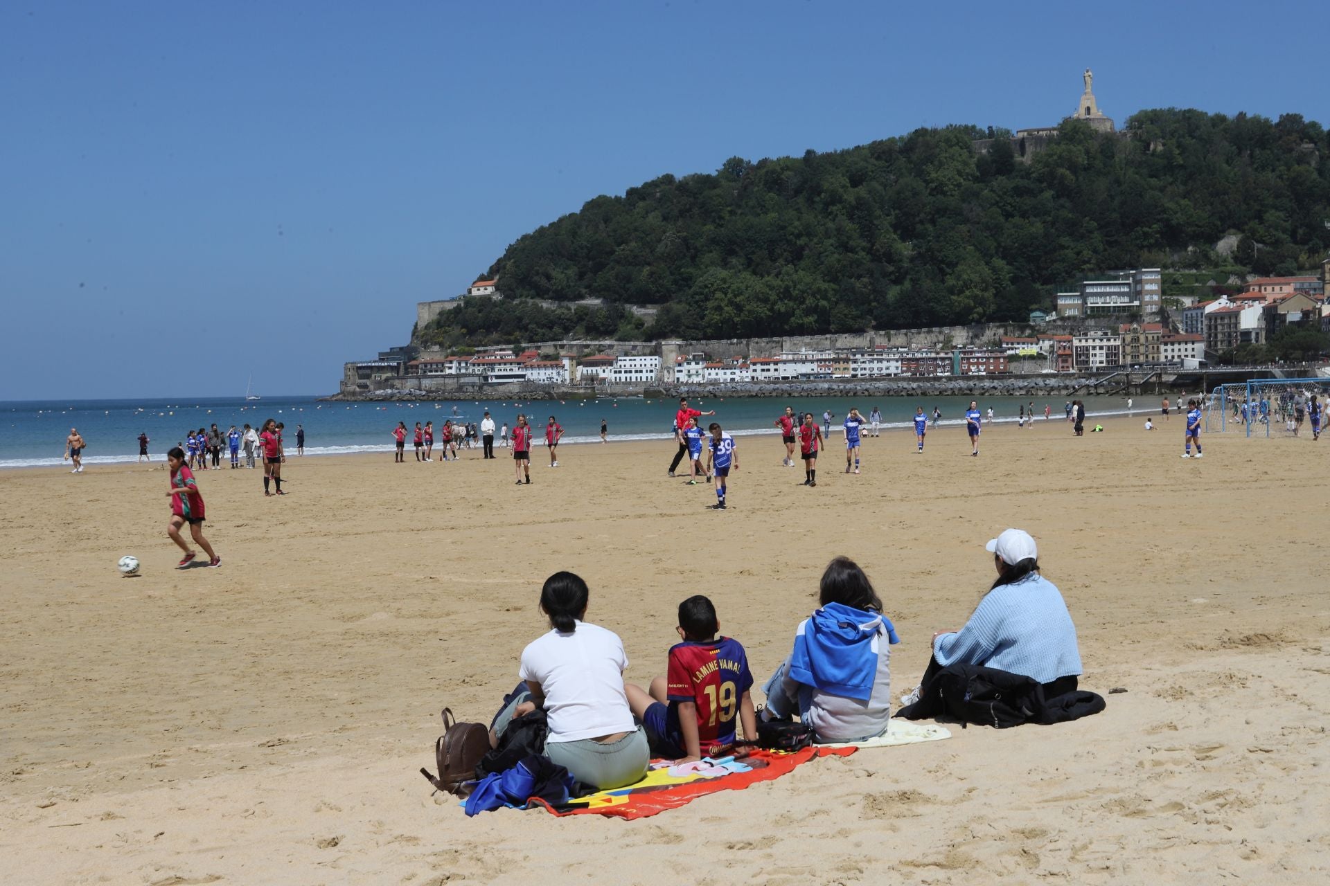 Gran ambiente en las finales del fútbol escolar en la playa de La Concha