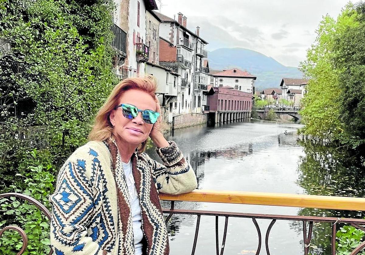 La actriz y cantante pasa largas temporadas en el valle del Baztán y es habitual verle pasear por Elizondo.