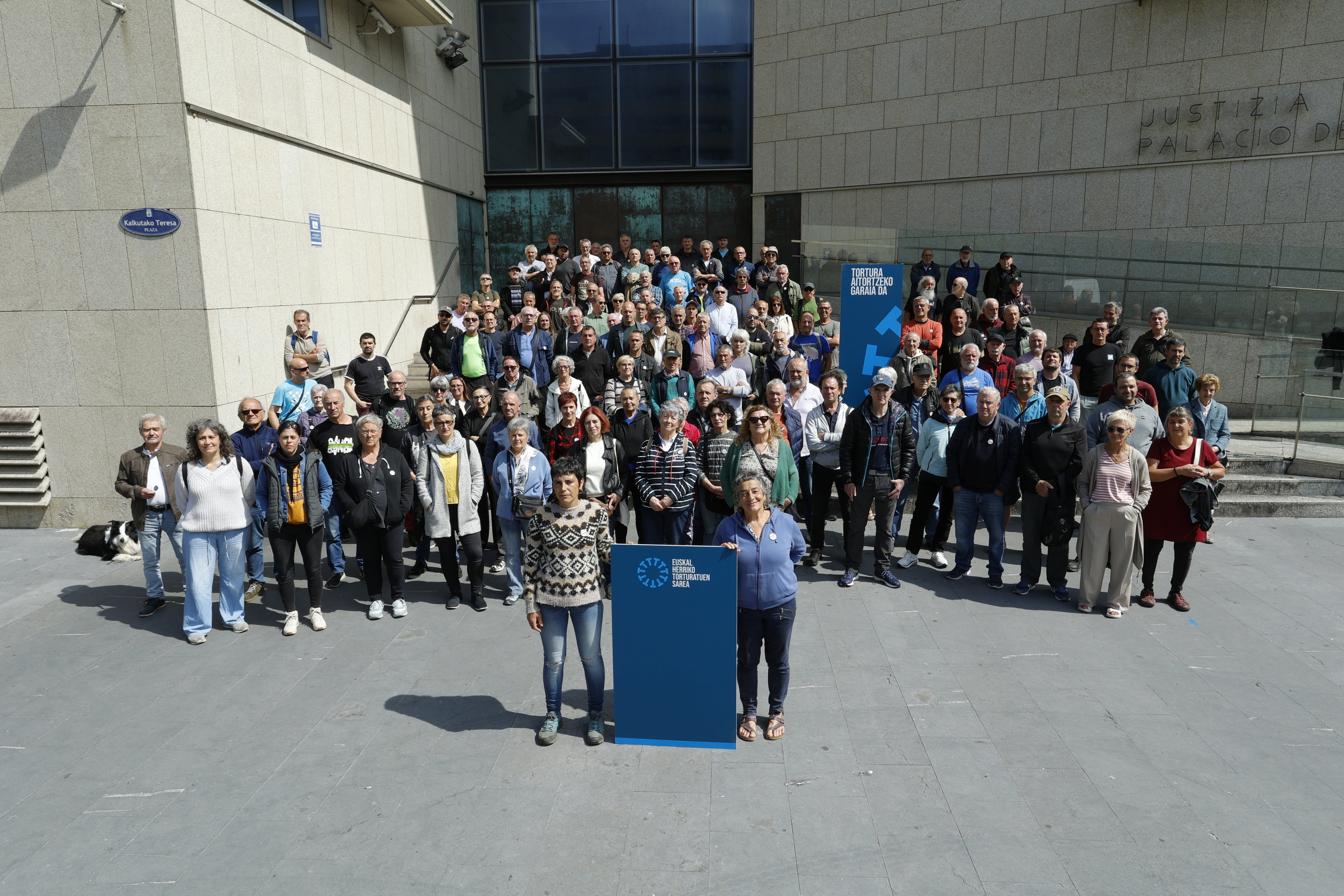 Miembros de la Red de Personas Torturadas de Euskal Herria este sábado en Donostia.