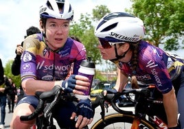 Anna van der Breggen y una compañera de equipo ayer, al finalizar la etapa.
