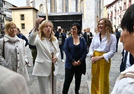 Maider Morras, alcaldesa de Arrasate, a la derecha de la fotografía.