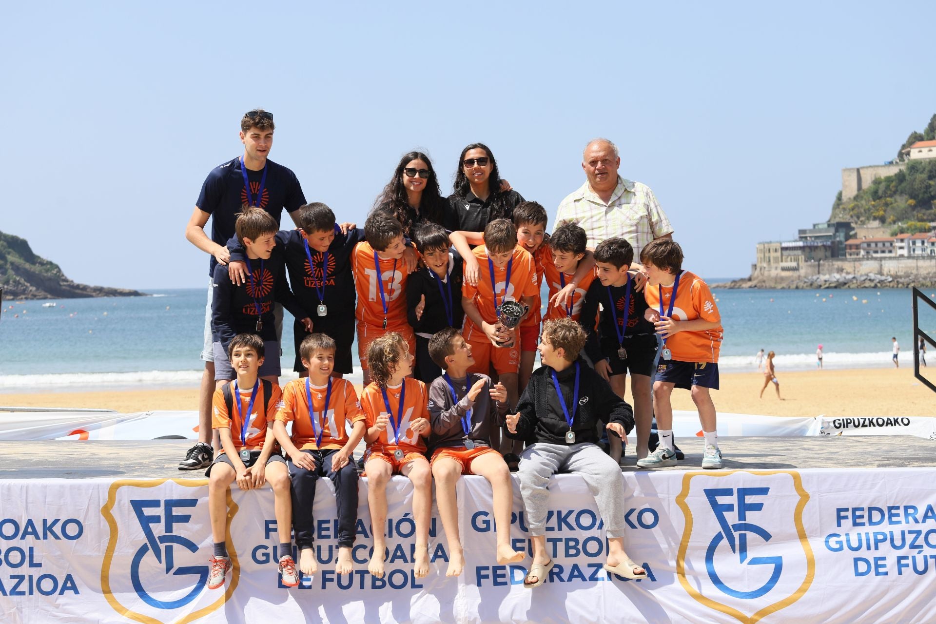 Gran ambiente en las finales del fútbol escolar en la playa de La Concha