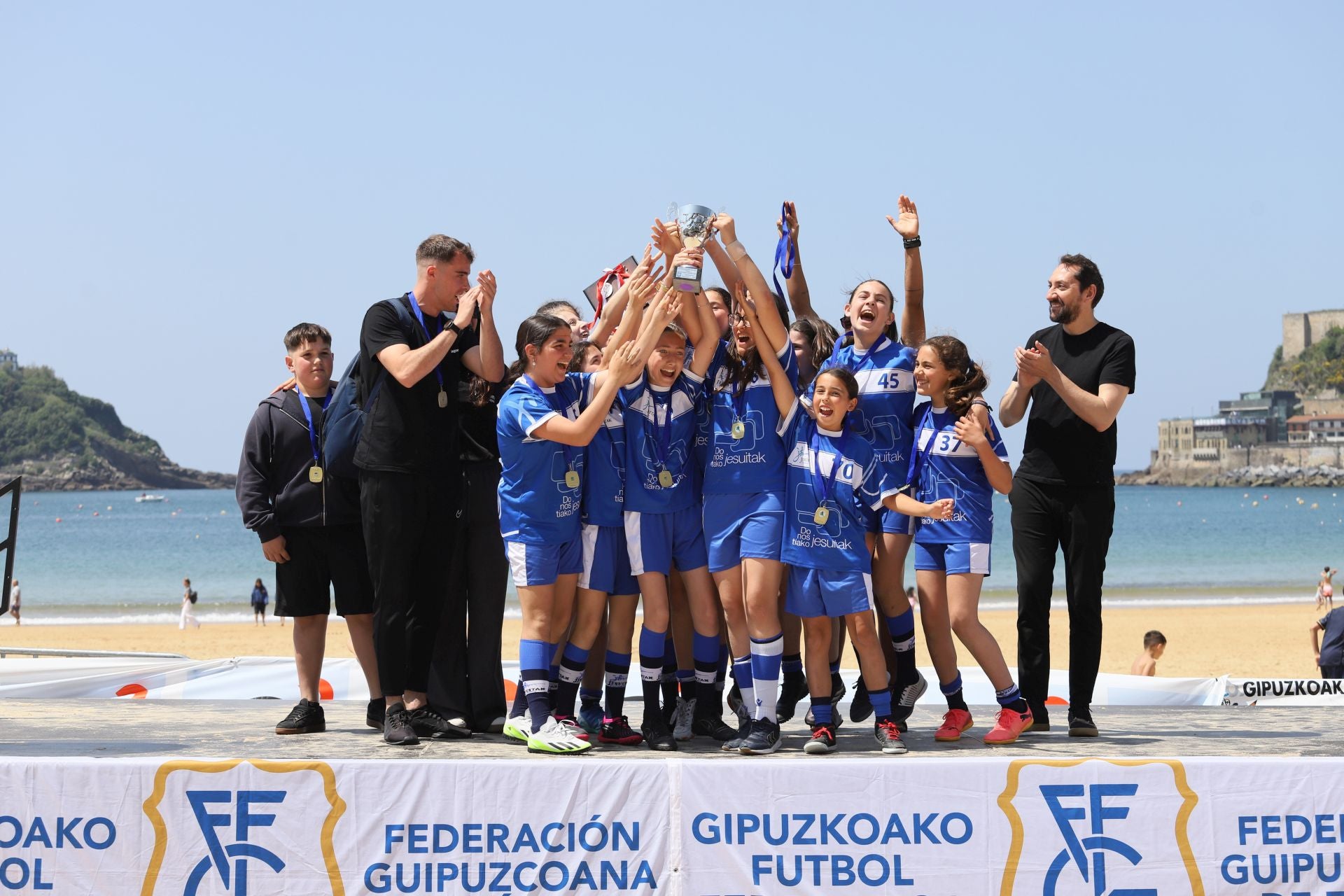 Gran ambiente en las finales del fútbol escolar en la playa de La Concha