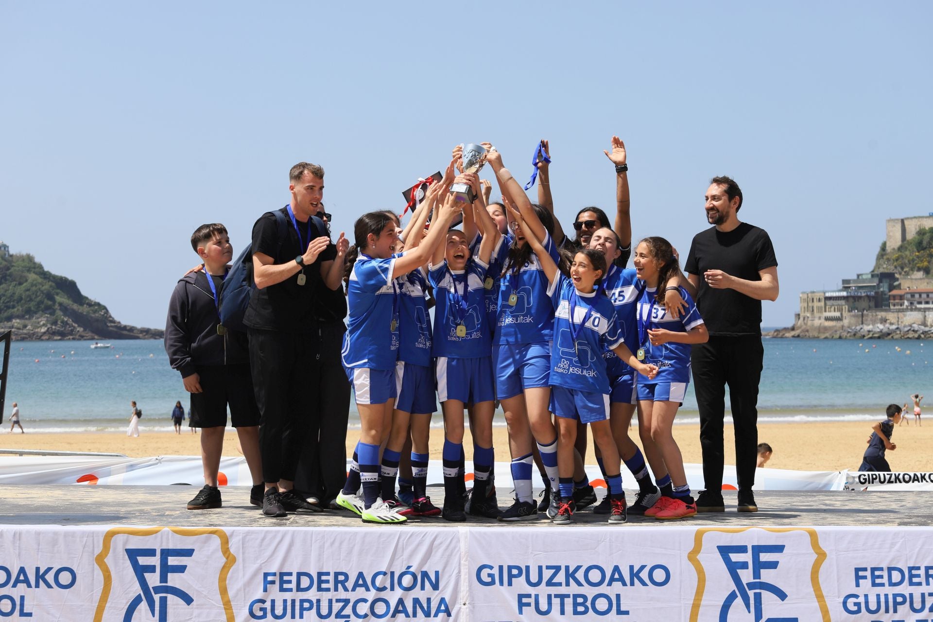 Gran ambiente en las finales del fútbol escolar en la playa de La Concha