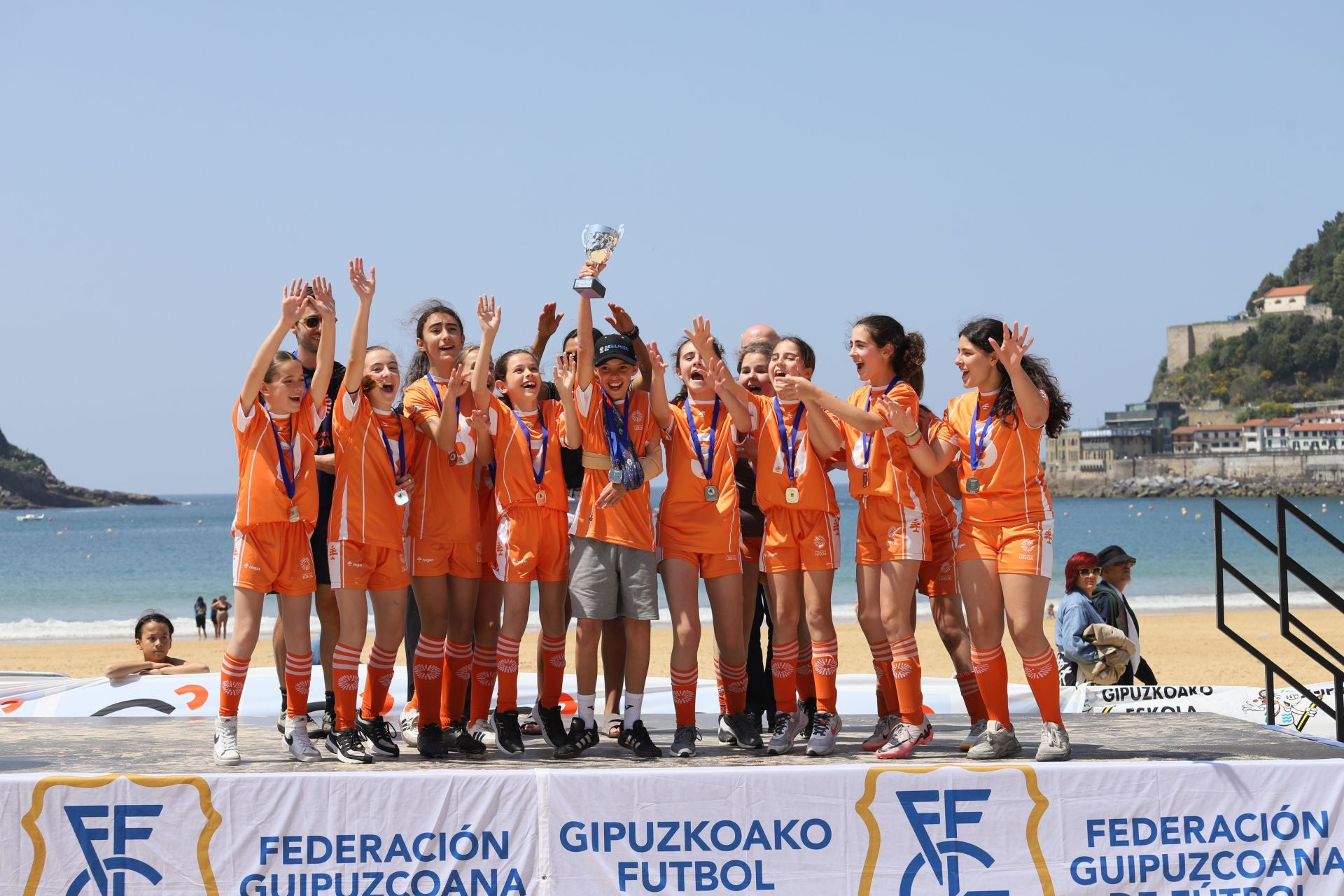 Gran ambiente en las finales del fútbol escolar en la playa de La Concha