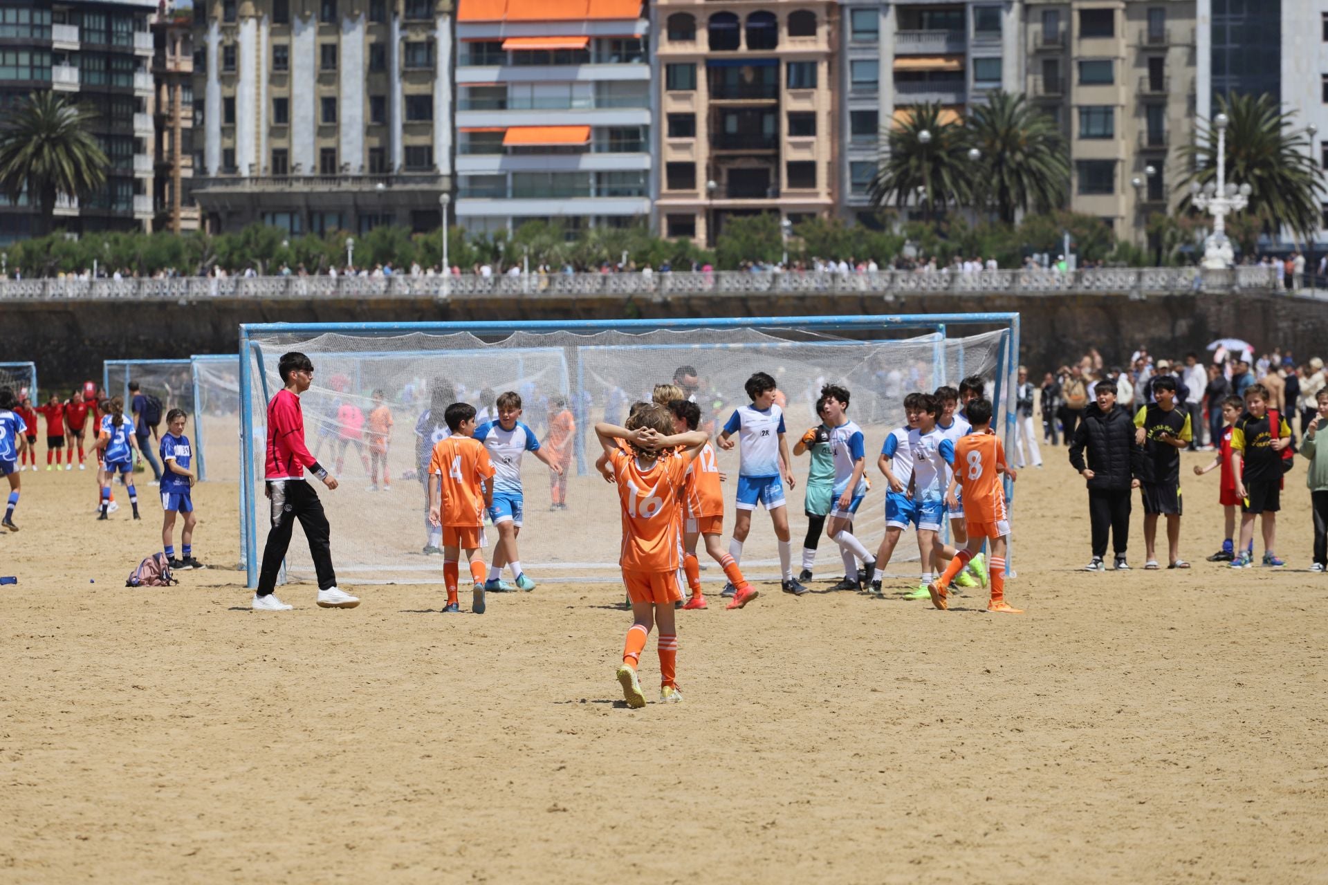 Gran ambiente en las finales del fútbol escolar en la playa de La Concha