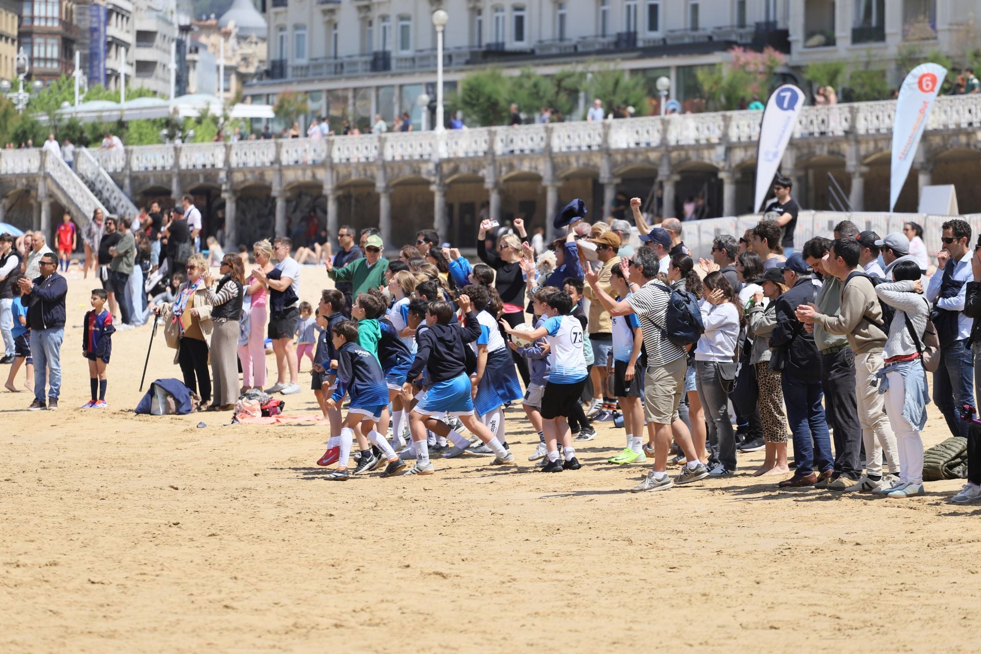 Gran ambiente en las finales del fútbol escolar en la playa de La Concha
