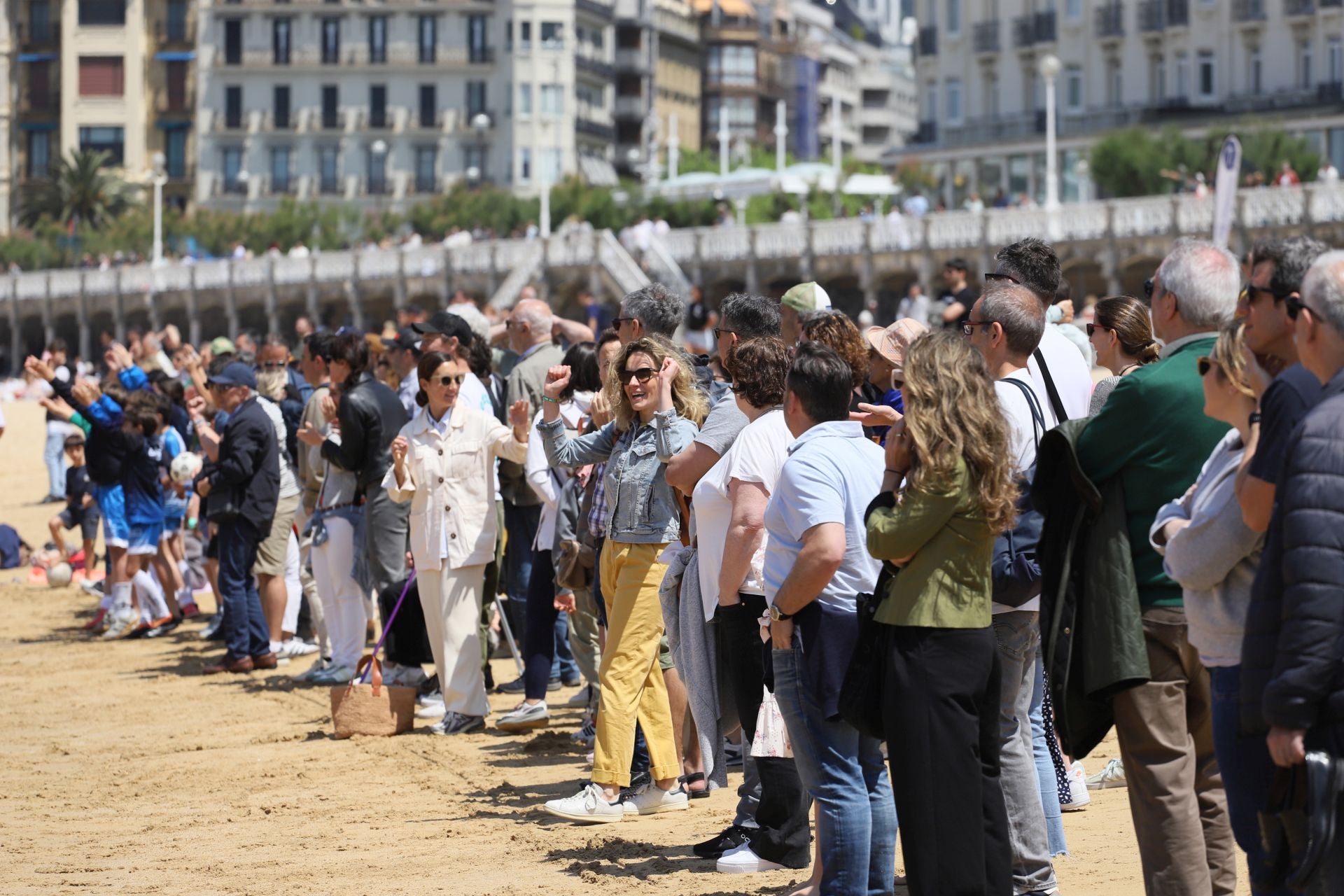 Gran ambiente en las finales del fútbol escolar en la playa de La Concha
