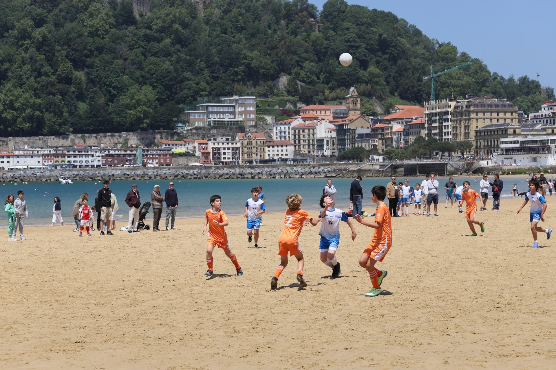 Gran ambiente en las finales del fútbol escolar en la playa de La Concha