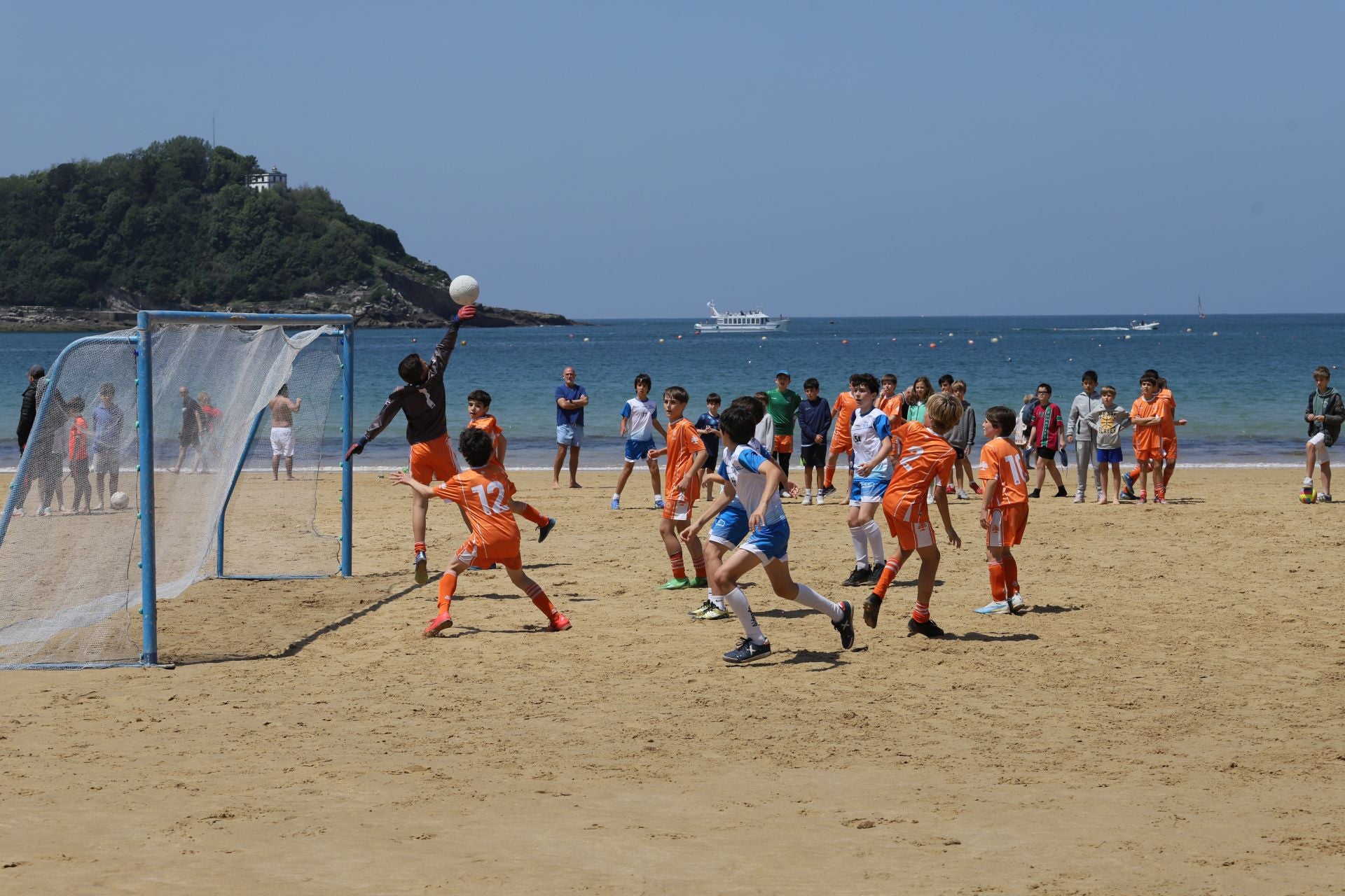 Gran ambiente en las finales del fútbol escolar en la playa de La Concha