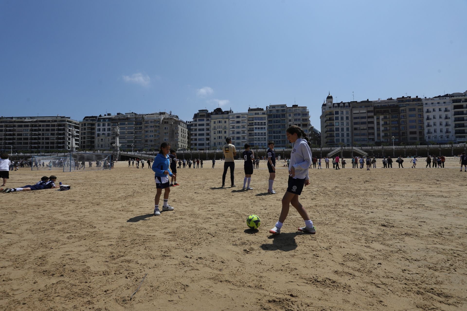 Gran ambiente en las finales del fútbol escolar en la playa de La Concha