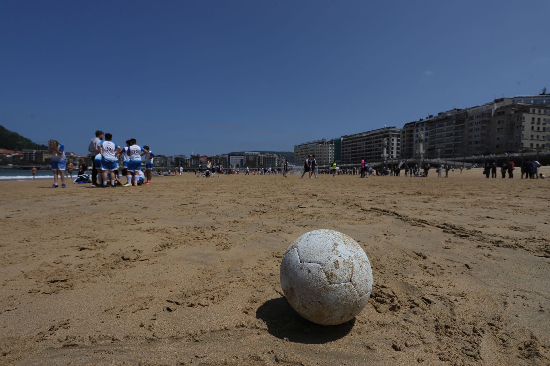 Gran ambiente en las finales del fútbol escolar en la playa de La Concha
