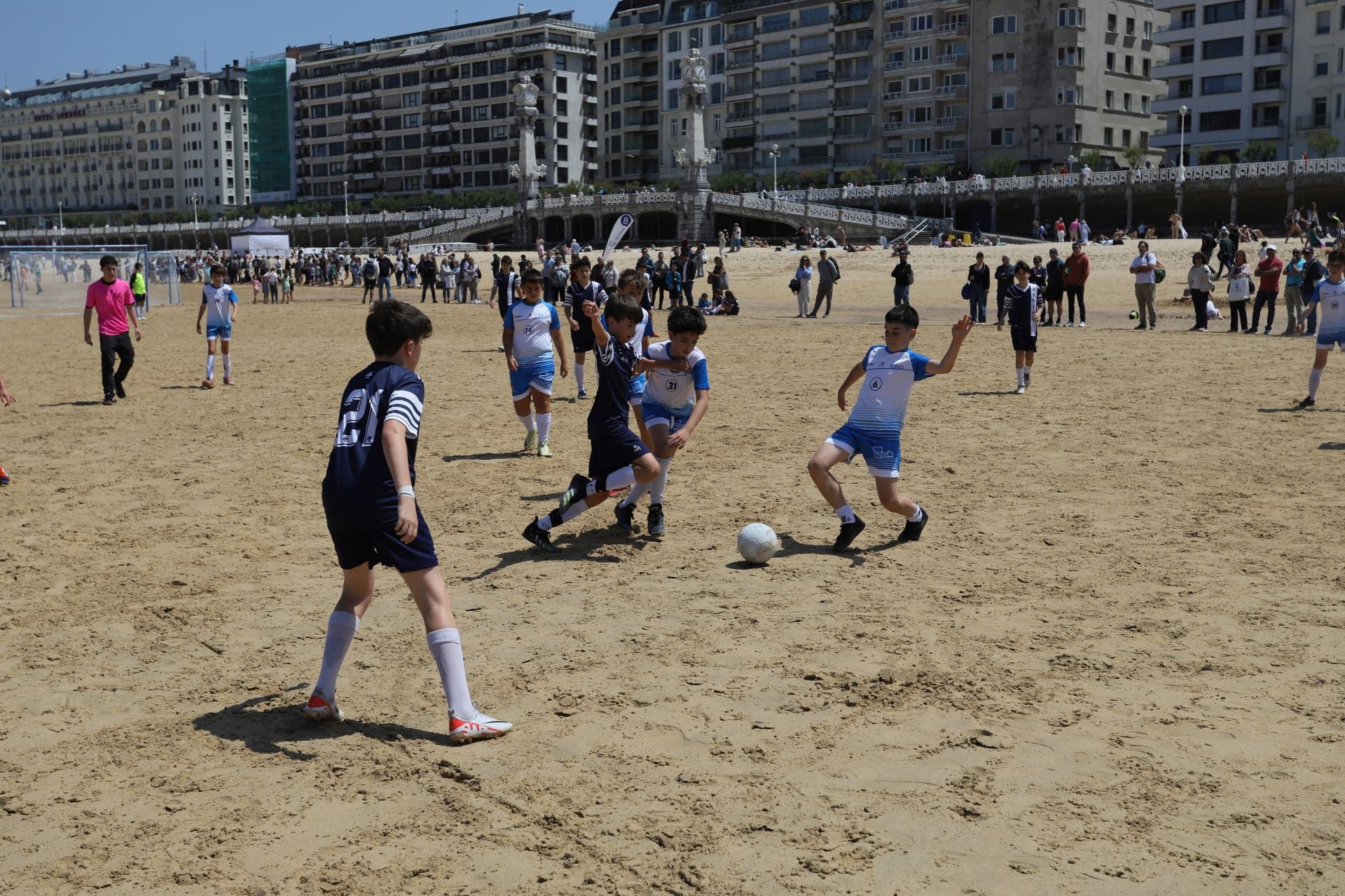 Gran ambiente en las finales del fútbol escolar en la playa de La Concha