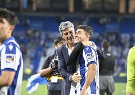 Imanol Alguacil abraza a MartinZubimendi tras el pitido finaldel encuentro ante el Girona.