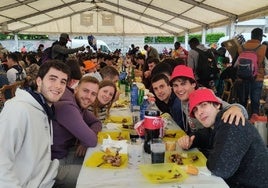 El lunes de Pentekostes, día dedicado a las cuadrillas, la comida popular es el punto neurálgico de una de las jornada más intensas.