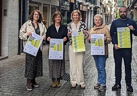 Representantes municipales y de la Asociación de Comerciantes Bertan durante la presentación de la iniciativa.