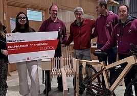 Izarraitz Lanbide Heziketako kideak Bike Talent saria jaso ostean, aurkeztutako proiektuarekin.