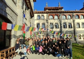 El grupo de montaña de La Salle en su visita a Mendietxe Museoa junto a Alex Txikon, el pasado mes de febrero.