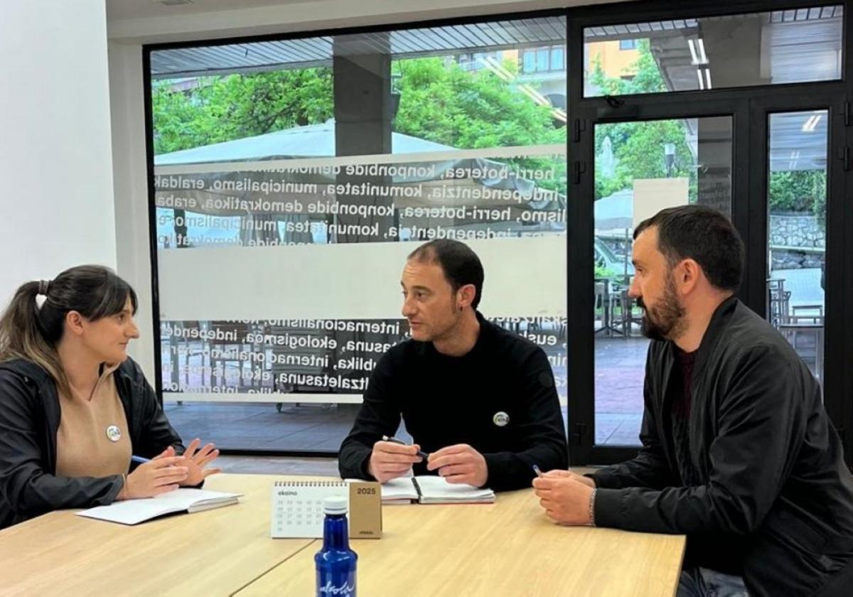 Los concejales de EH Bildu, Edurne González (Legazpi), Aritz Elgarresta (Zumarraga) y Jon Altolagirre (Urretxu) han dado a conocer la iniciativa.