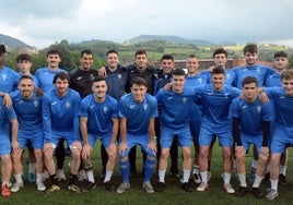 Los jugadores y técnicos del Preferente de fútbol del Euskalduna animan a los aficionados a acudir a Ubitarte.
